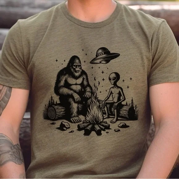 Bigfoot Alien Campfire Graphic Tee Shirt XL Unisex UFO Sasquatch Olive Green - Picture 1 of 2